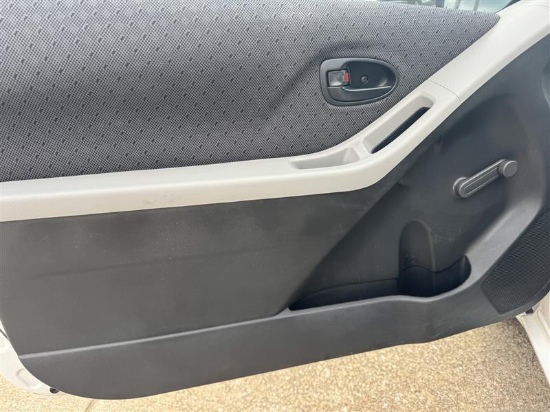 Toyota Yaris Base 2D Hatchback 2011