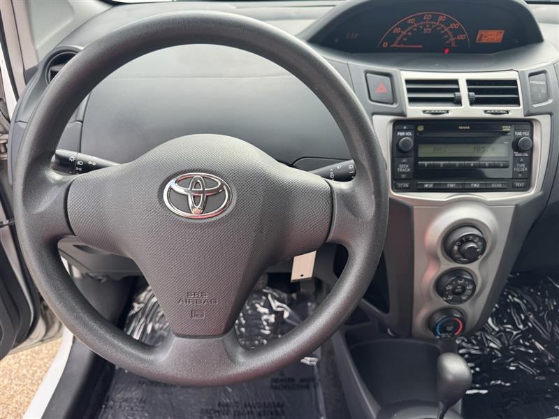 Toyota Yaris Base 2D Hatchback 2011