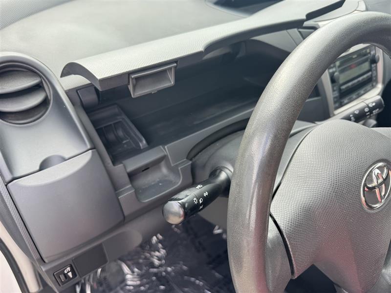 Toyota Yaris Base 2D Hatchback 2011