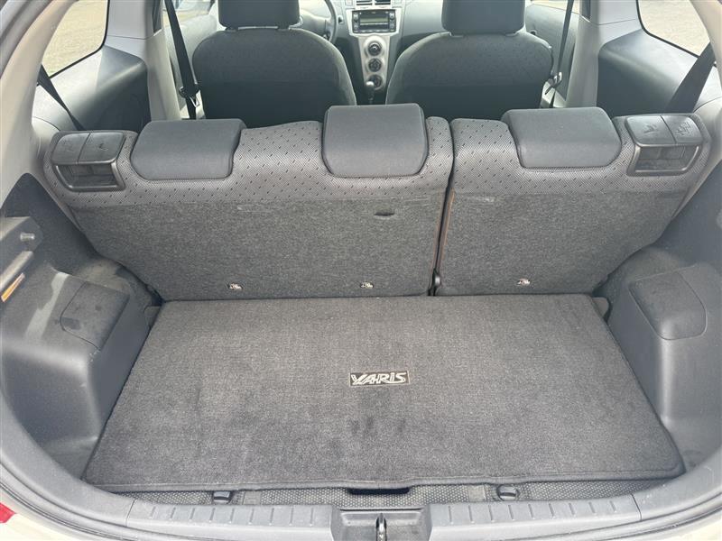 Toyota Yaris Base 2D Hatchback 2011