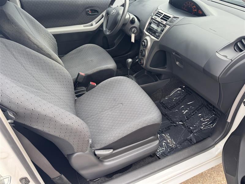 Toyota Yaris Base 2D Hatchback 2011