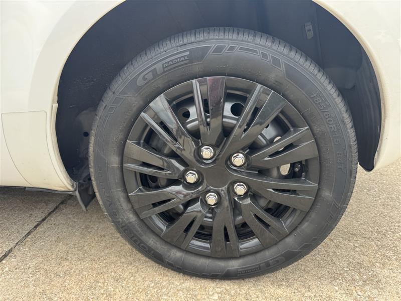 Toyota Yaris Base 2D Hatchback 2011