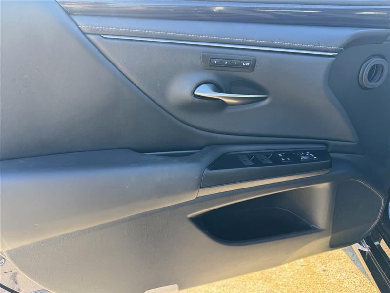Lexus ES photo 10