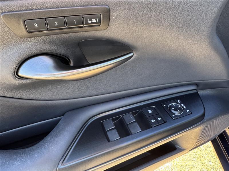 Lexus ES photo 12