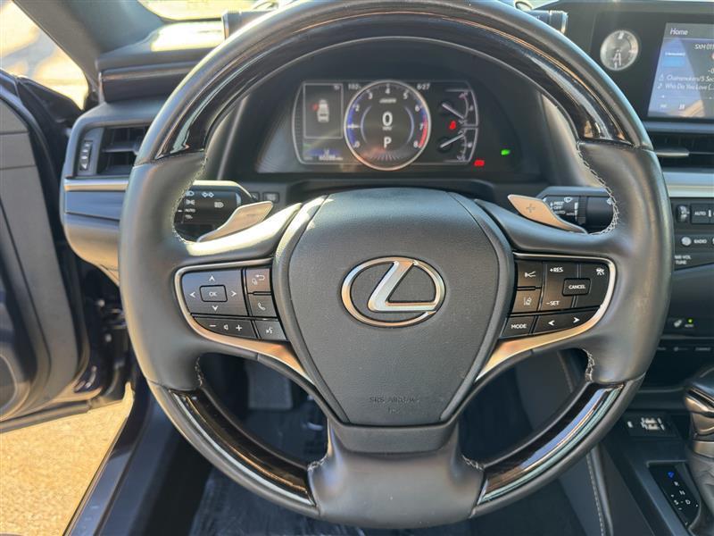 Lexus ES photo 13