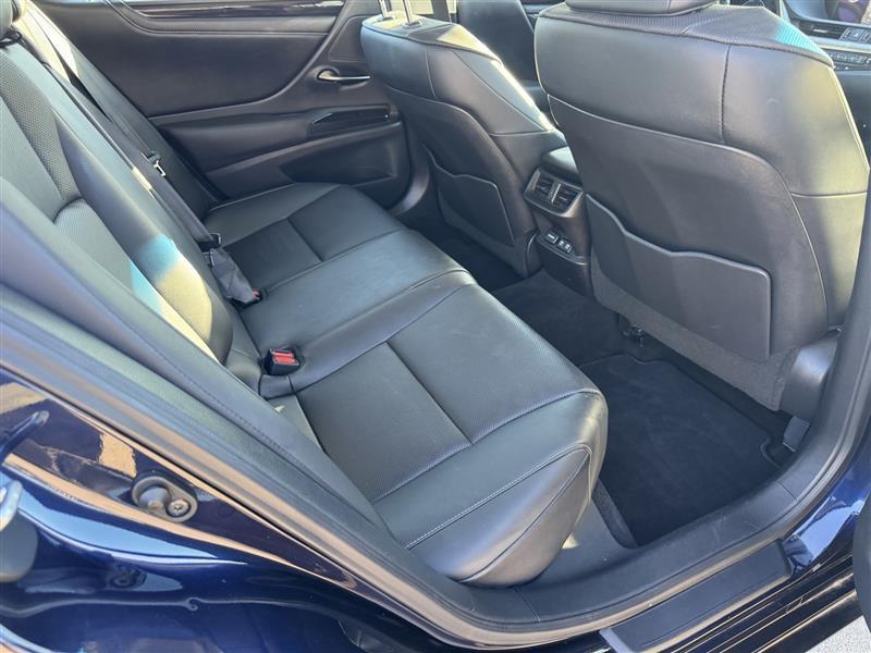 Lexus ES photo 30