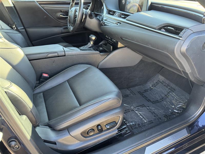 Lexus ES photo 32