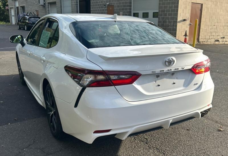 Toyota Camry SE 2021
