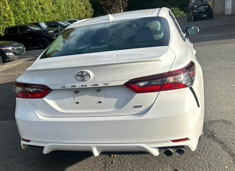 Toyota Camry SE 2021