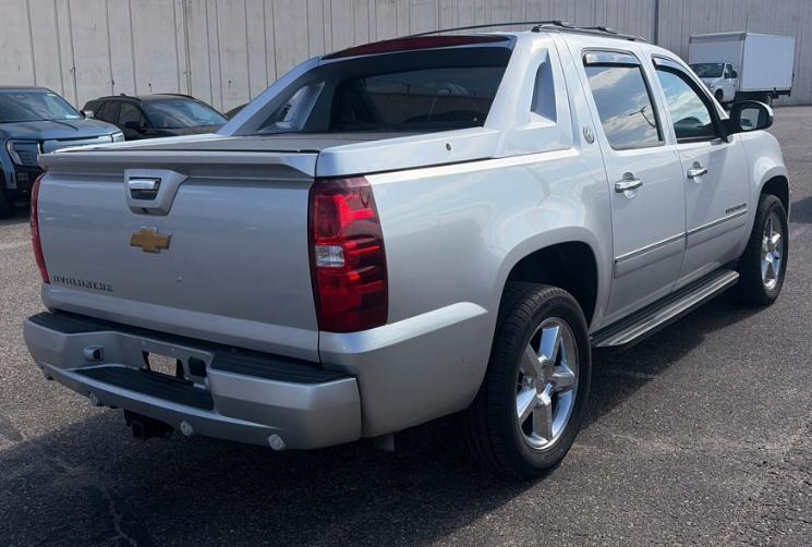 Chevrolet Avalanche Black Diamond LTZ 4D SUV 4WD 2013