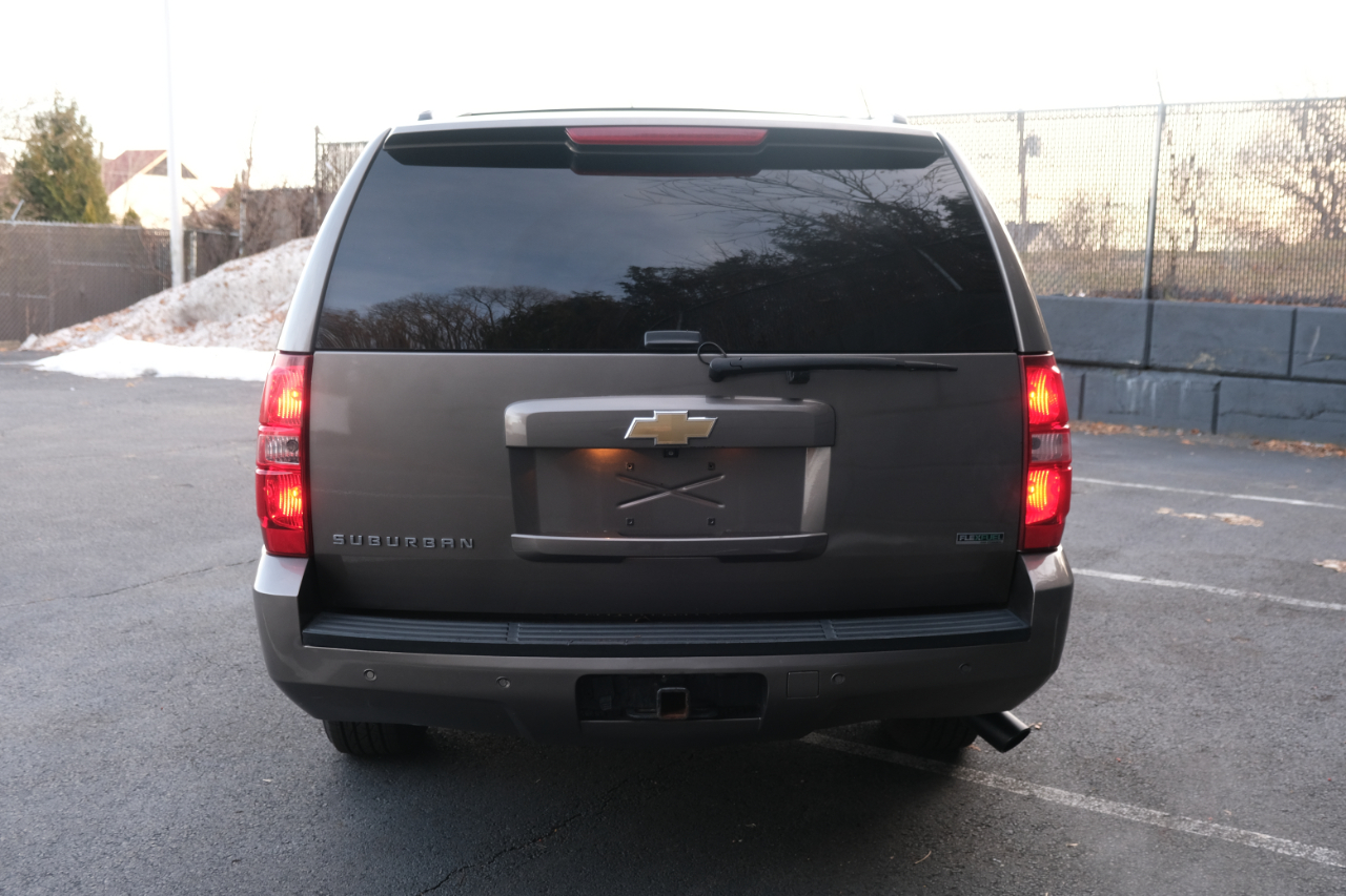 Chevrolet Suburban 4WD 4dr 1500 LT 2011