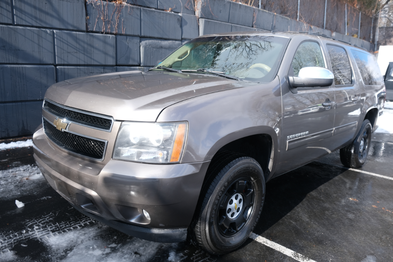 Chevrolet Suburban 4WD 4dr 1500 LT 2011