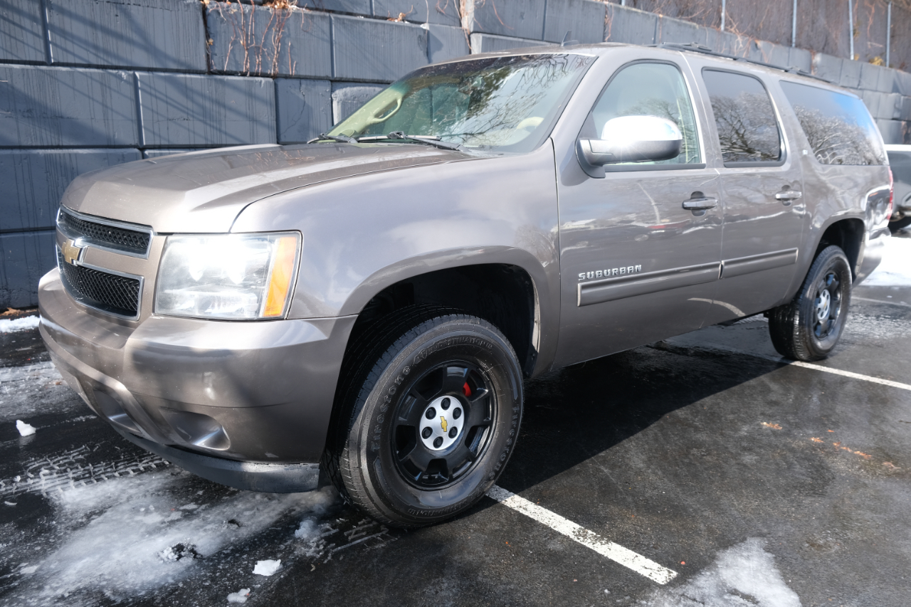 Chevrolet Suburban 4WD 4dr 1500 LT 2011