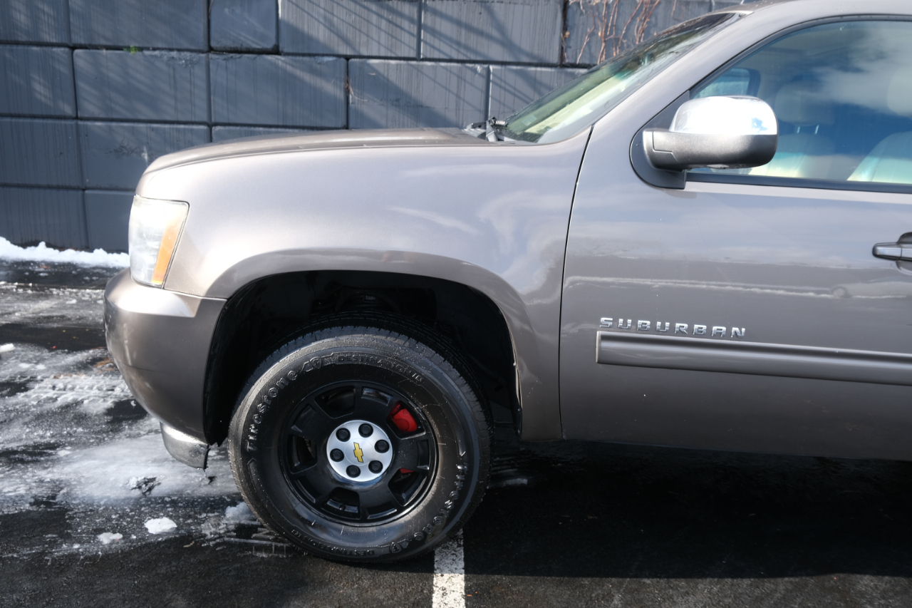 Chevrolet Suburban 4WD 4dr 1500 LT 2011