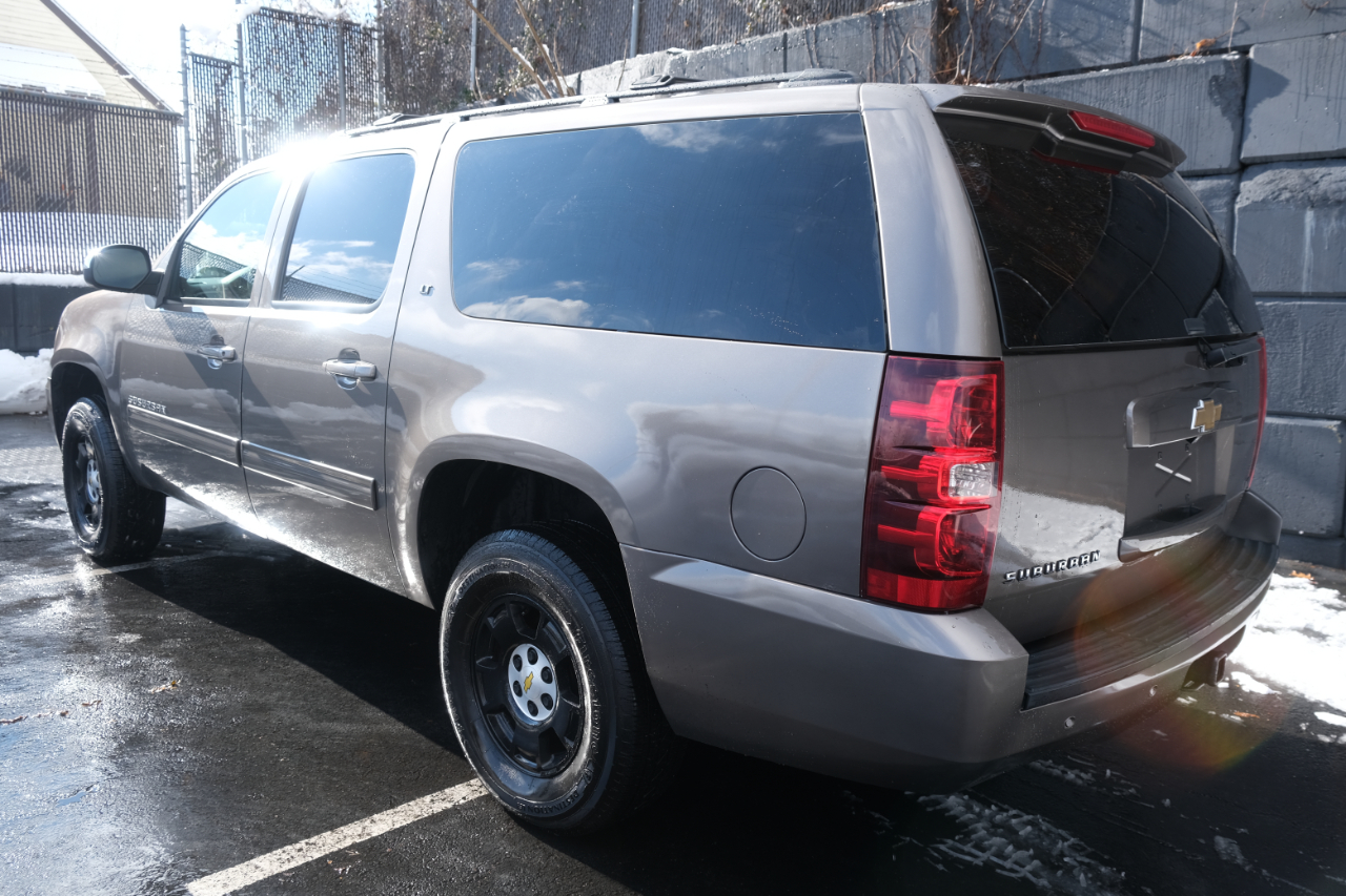 Chevrolet Suburban 4WD 4dr 1500 LT 2011