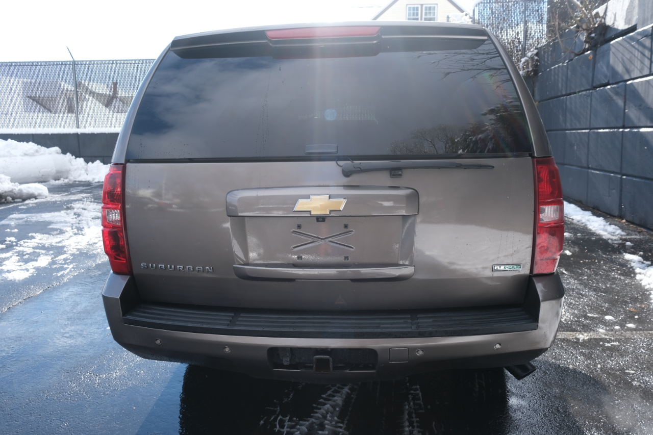 Chevrolet Suburban 4WD 4dr 1500 LT 2011