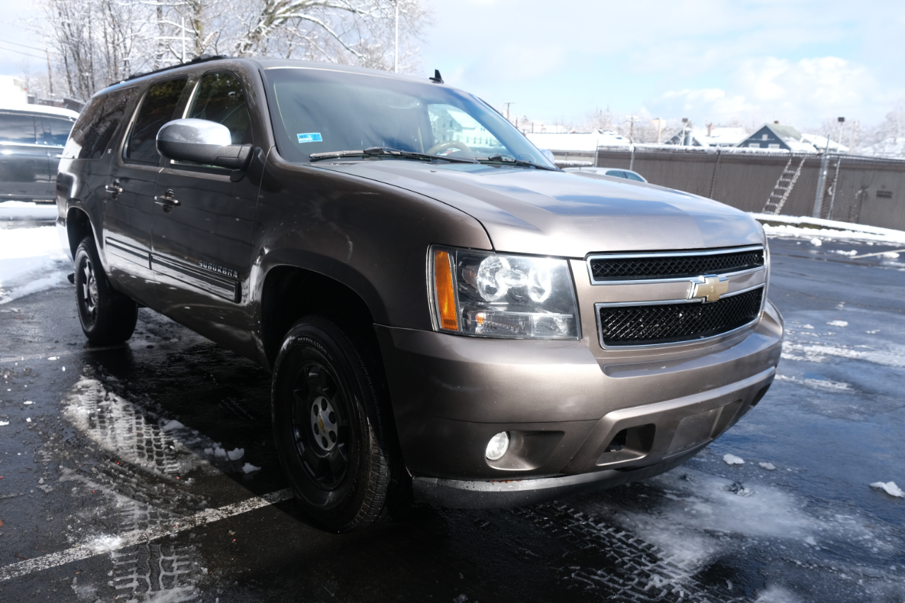 Chevrolet Suburban 4WD 4dr 1500 LT 2011