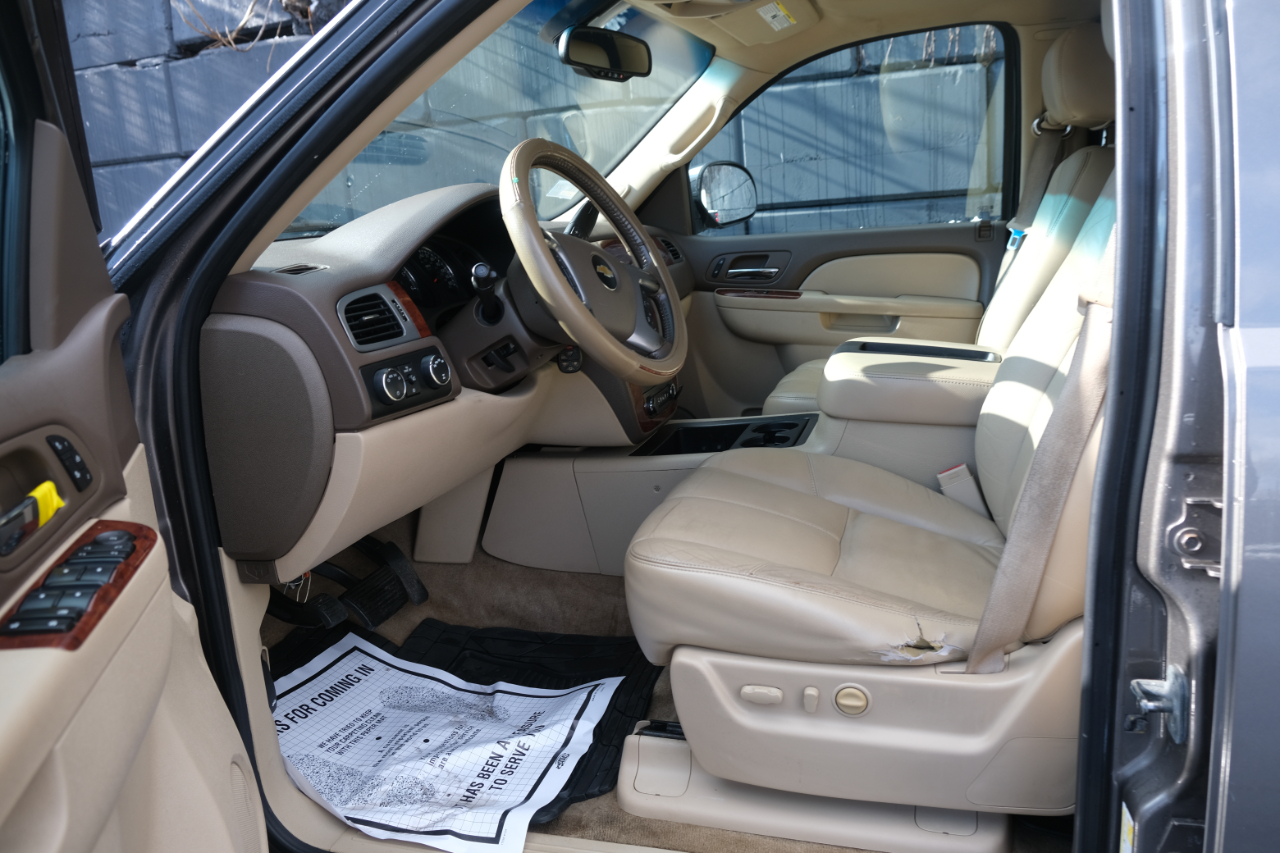 Chevrolet Suburban 4WD 4dr 1500 LT 2011