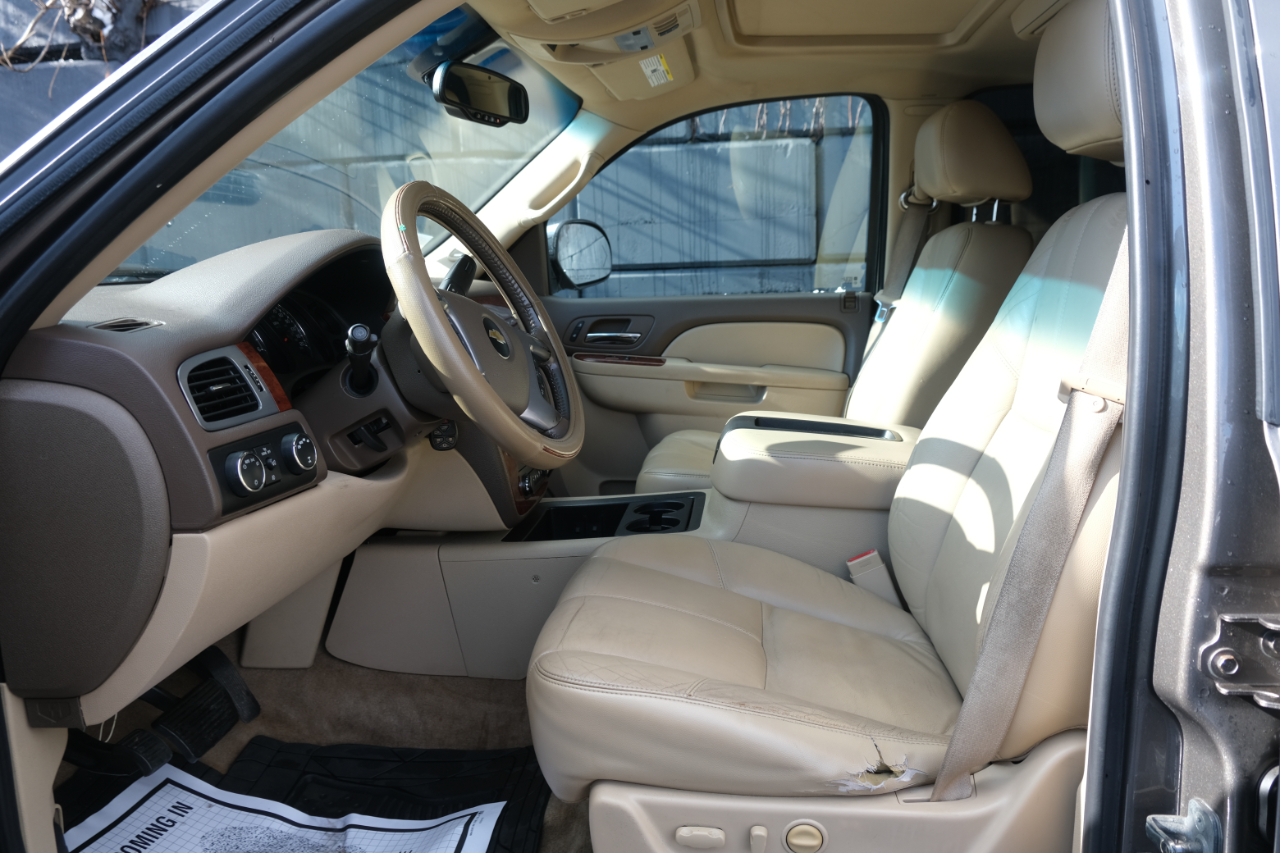 Chevrolet Suburban 4WD 4dr 1500 LT 2011