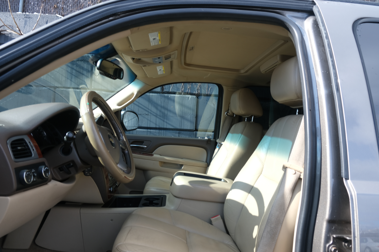 Chevrolet Suburban 4WD 4dr 1500 LT 2011