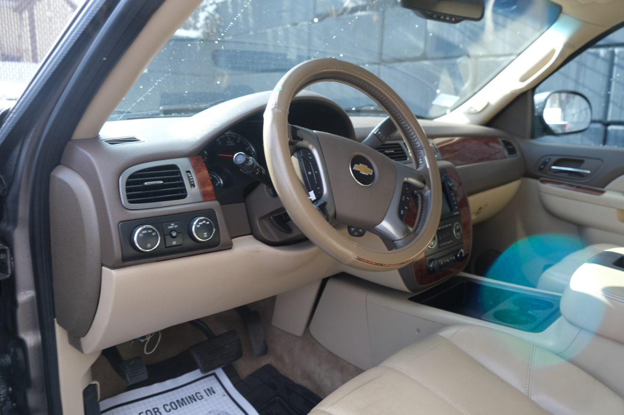 Chevrolet Suburban 4WD 4dr 1500 LT 2011