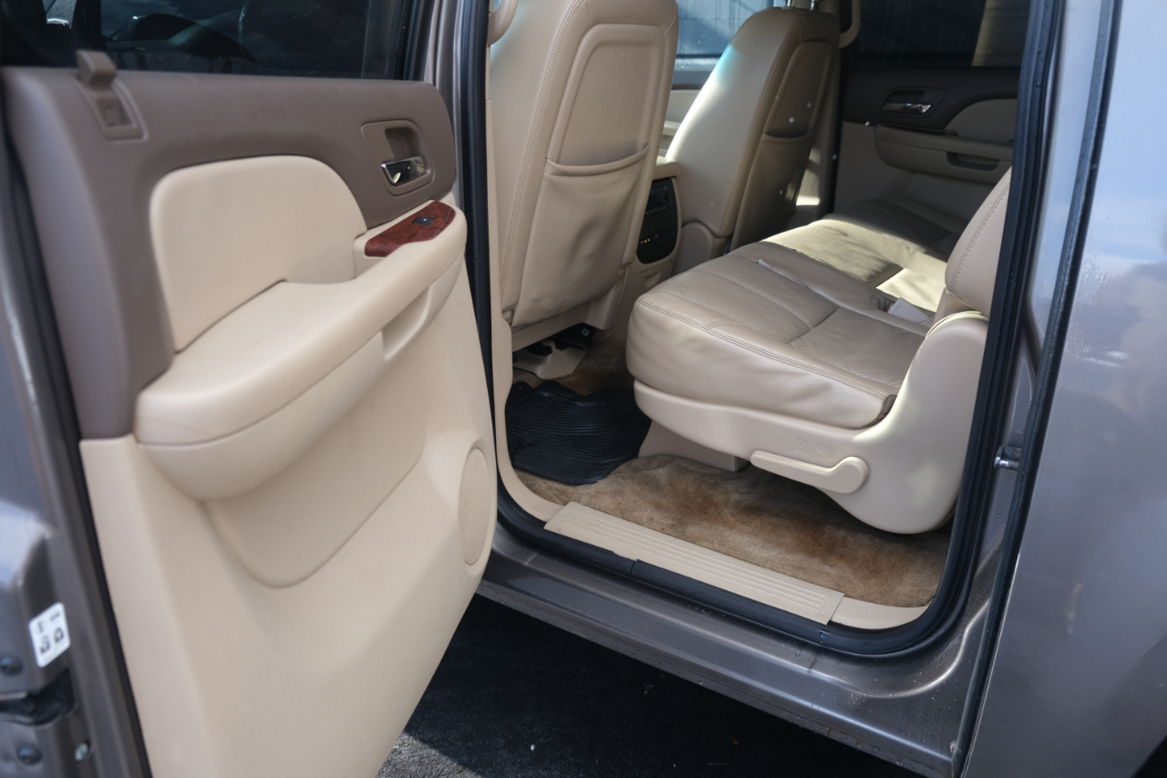 Chevrolet Suburban 4WD 4dr 1500 LT 2011