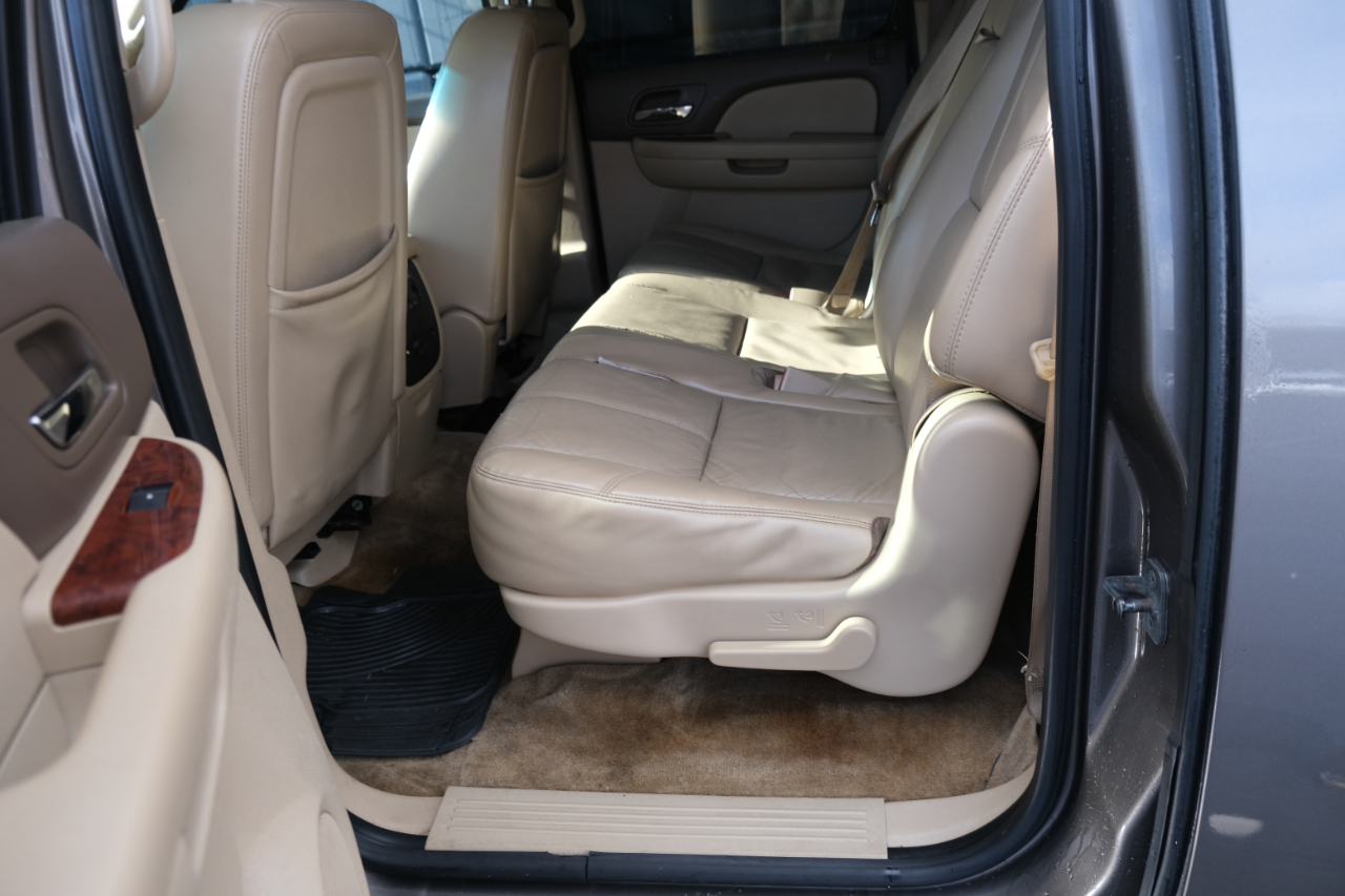 Chevrolet Suburban 4WD 4dr 1500 LT 2011