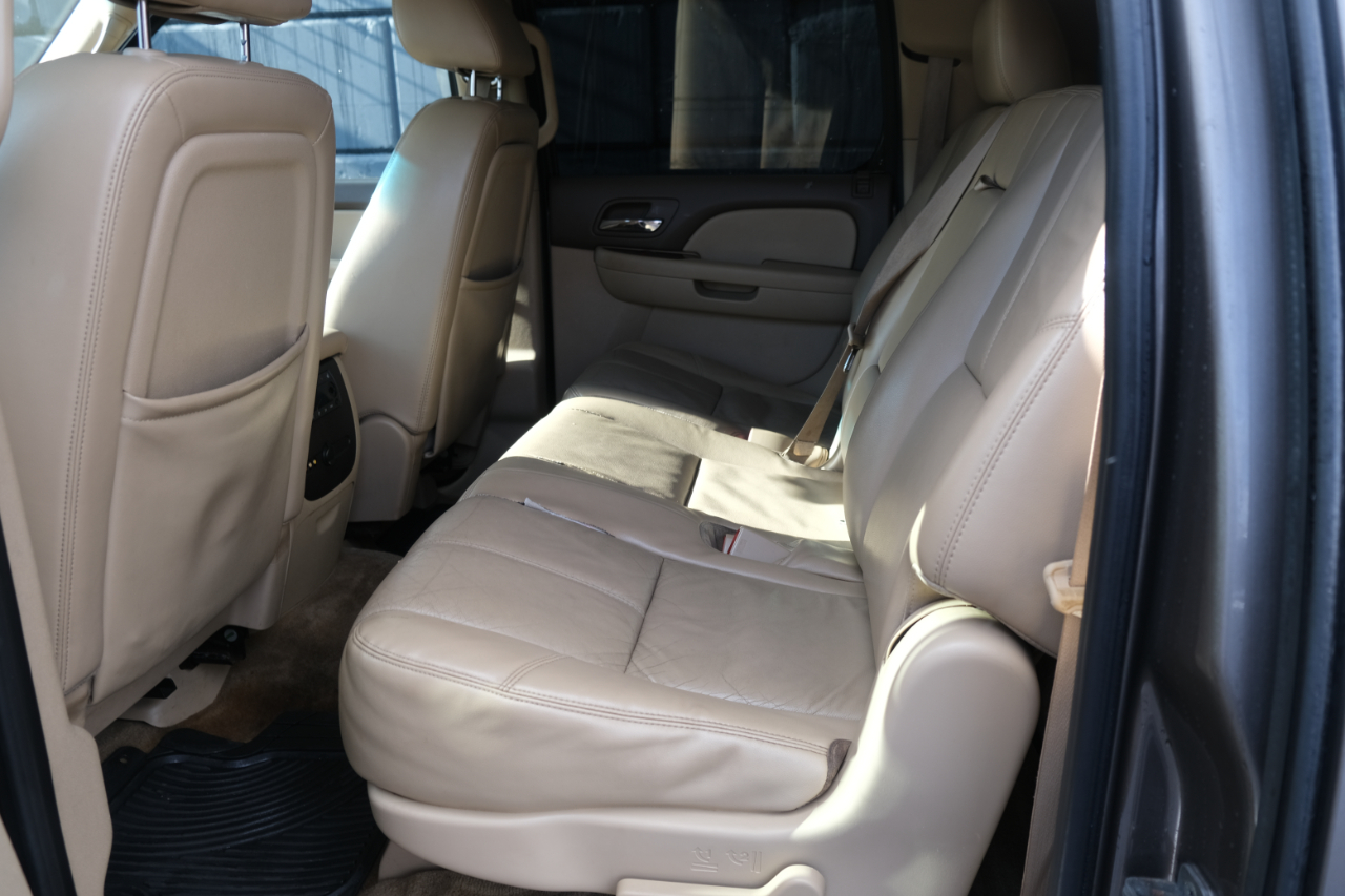 Chevrolet Suburban 4WD 4dr 1500 LT 2011