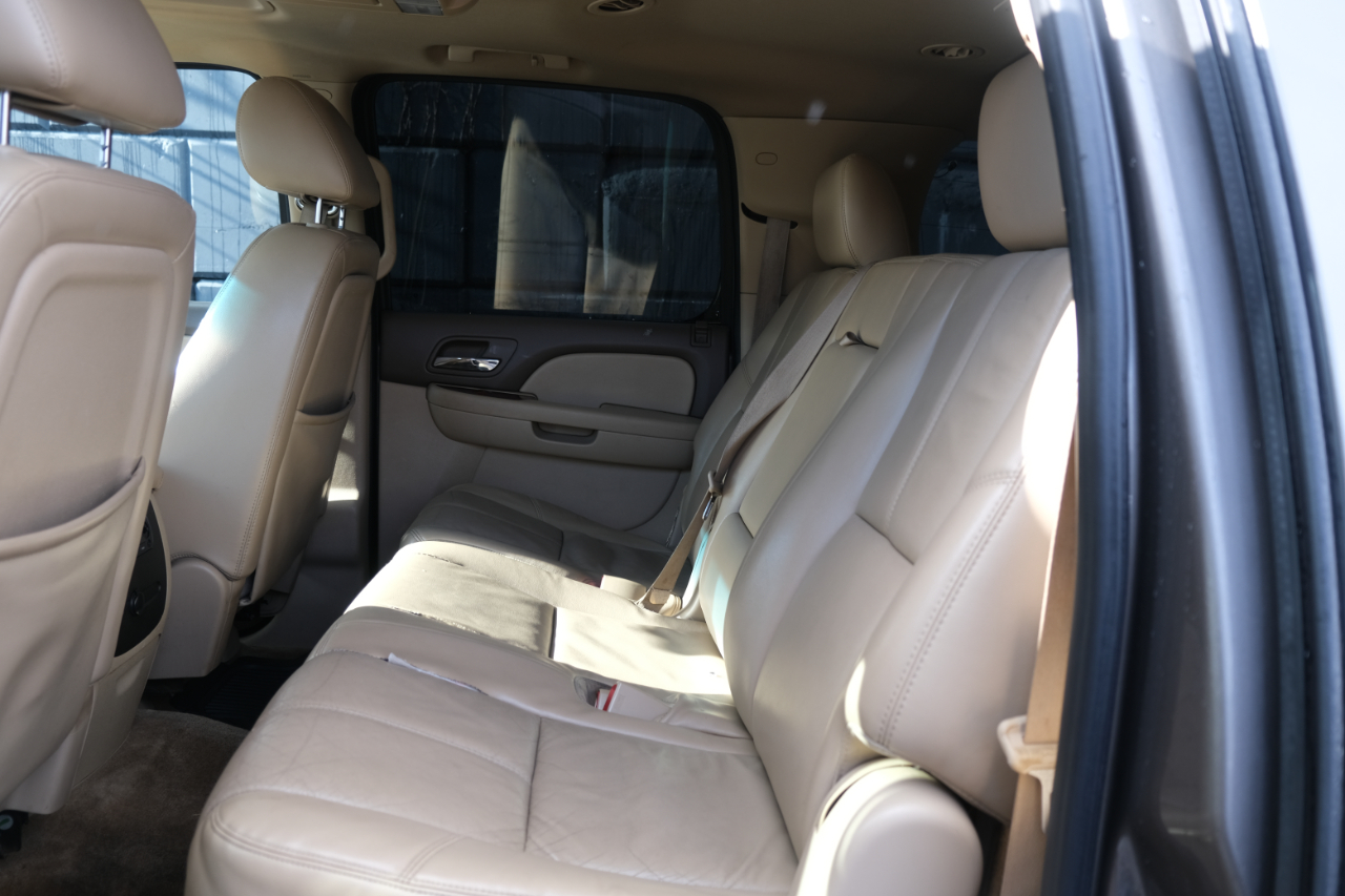 Chevrolet Suburban 4WD 4dr 1500 LT 2011