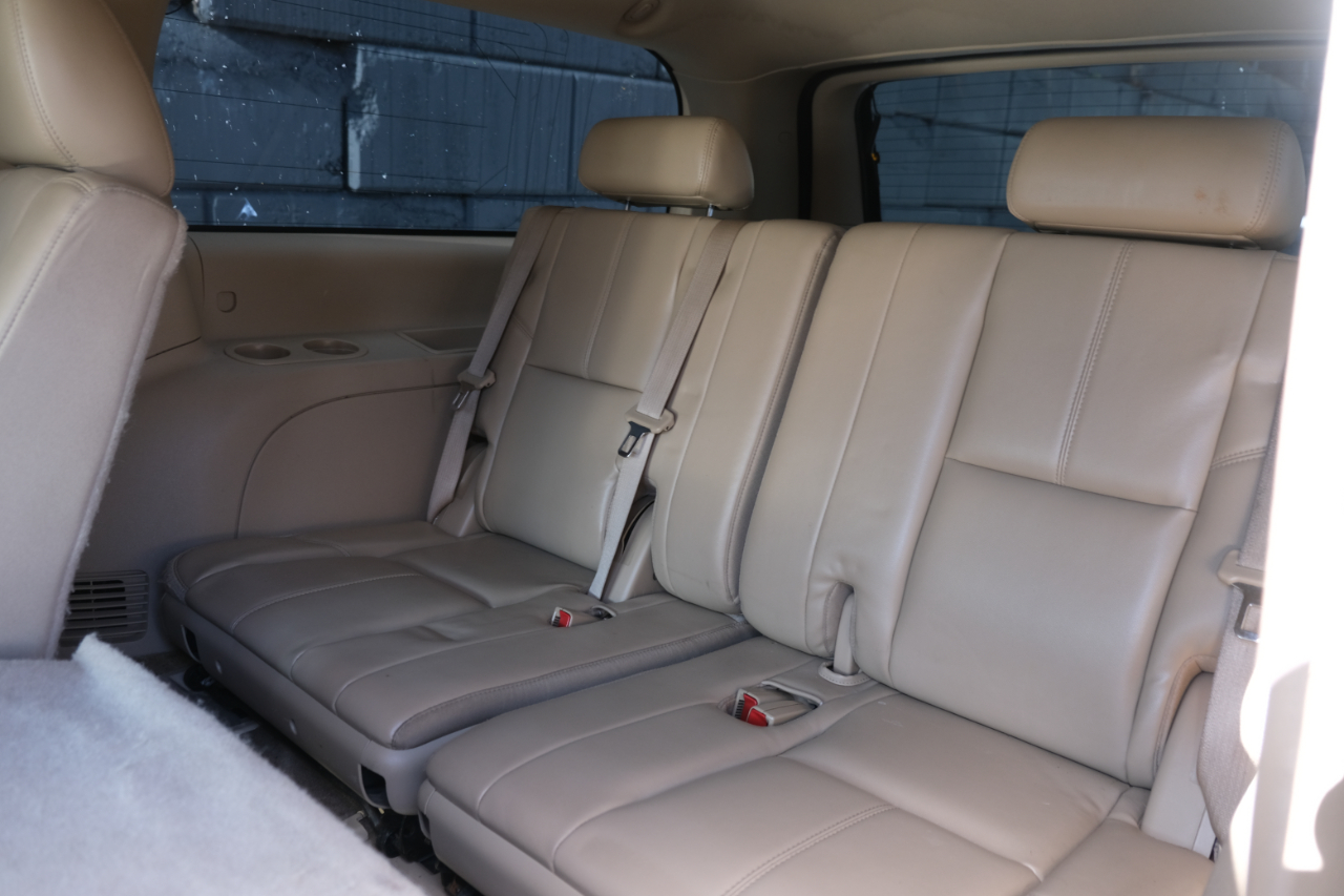 Chevrolet Suburban 4WD 4dr 1500 LT 2011