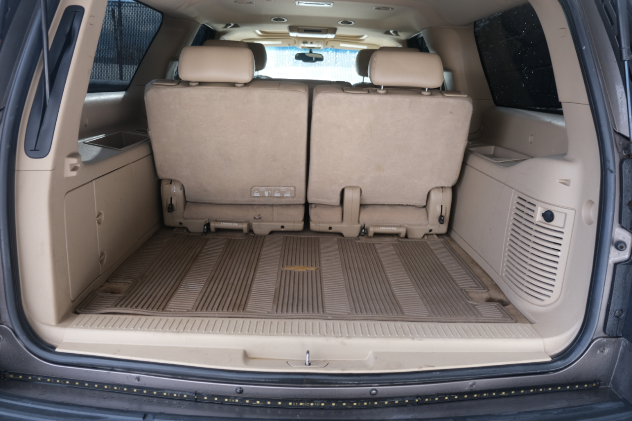 Chevrolet Suburban 4WD 4dr 1500 LT 2011