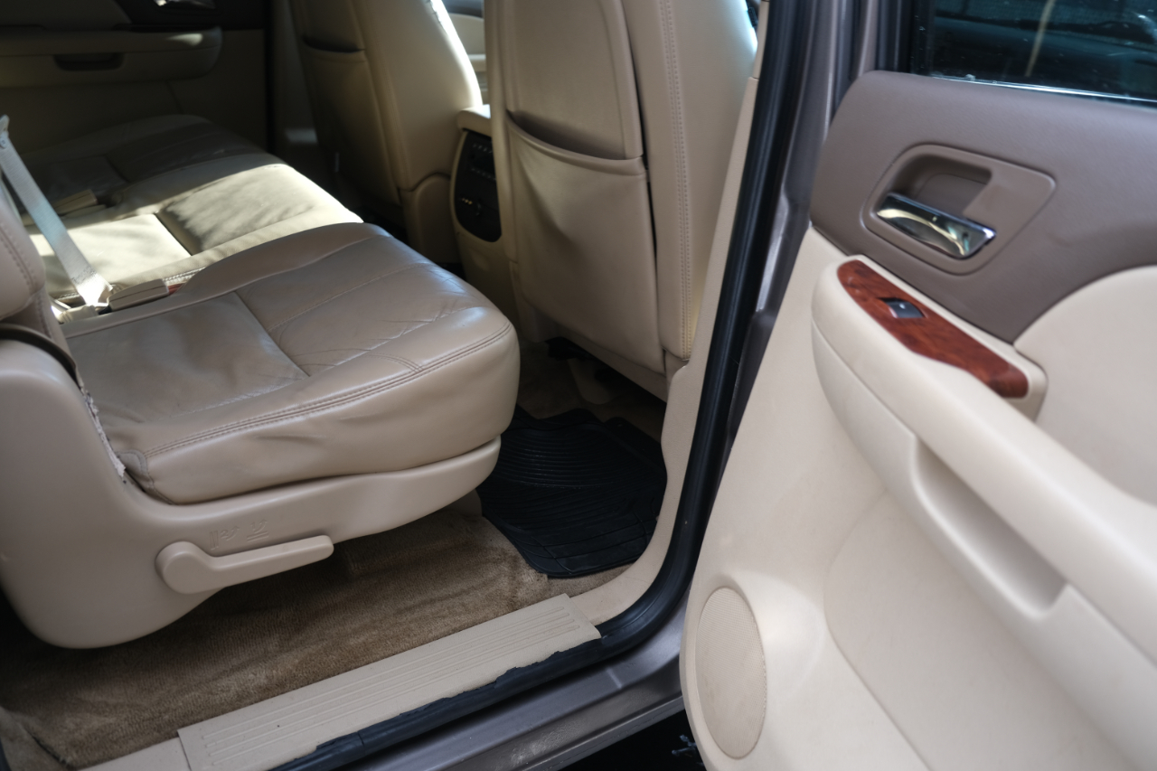 Chevrolet Suburban 4WD 4dr 1500 LT 2011