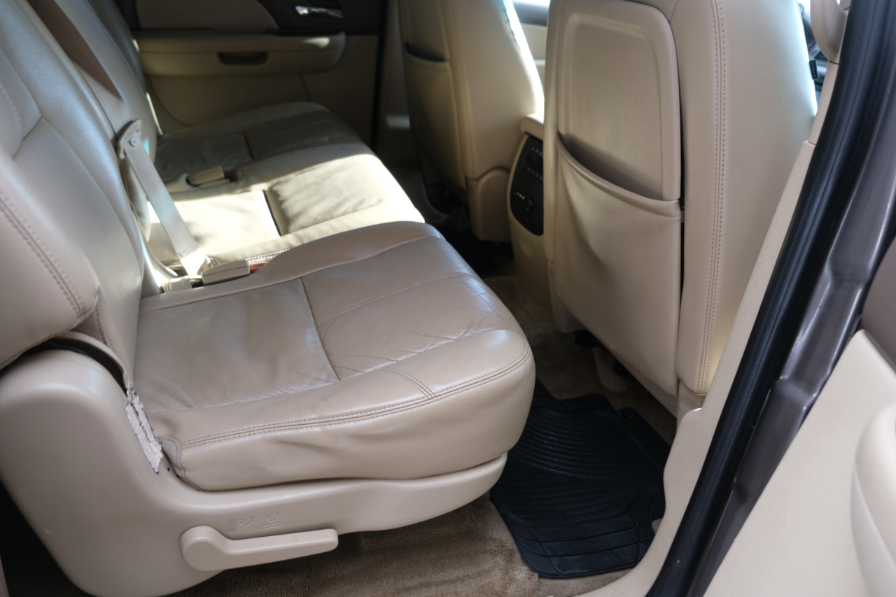 Chevrolet Suburban 4WD 4dr 1500 LT 2011