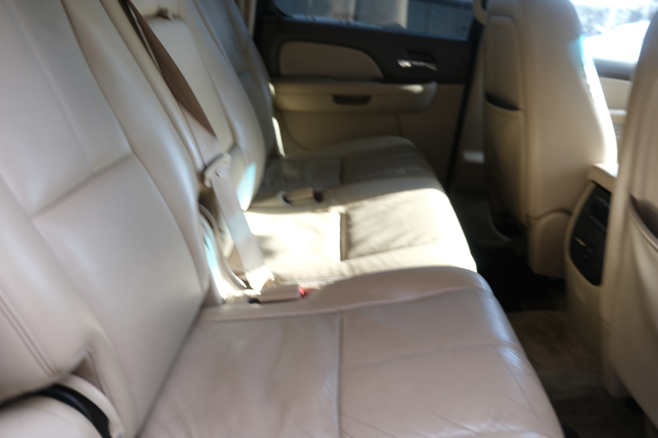 Chevrolet Suburban 4WD 4dr 1500 LT 2011