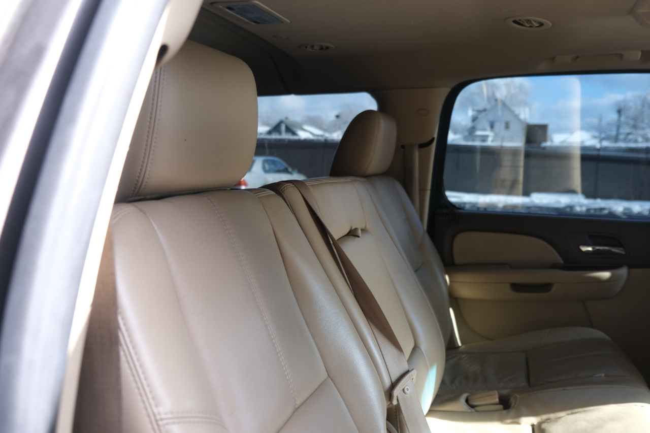 Chevrolet Suburban 4WD 4dr 1500 LT 2011