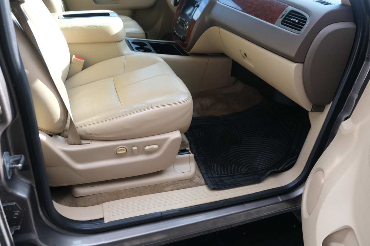 Chevrolet Suburban 4WD 4dr 1500 LT 2011