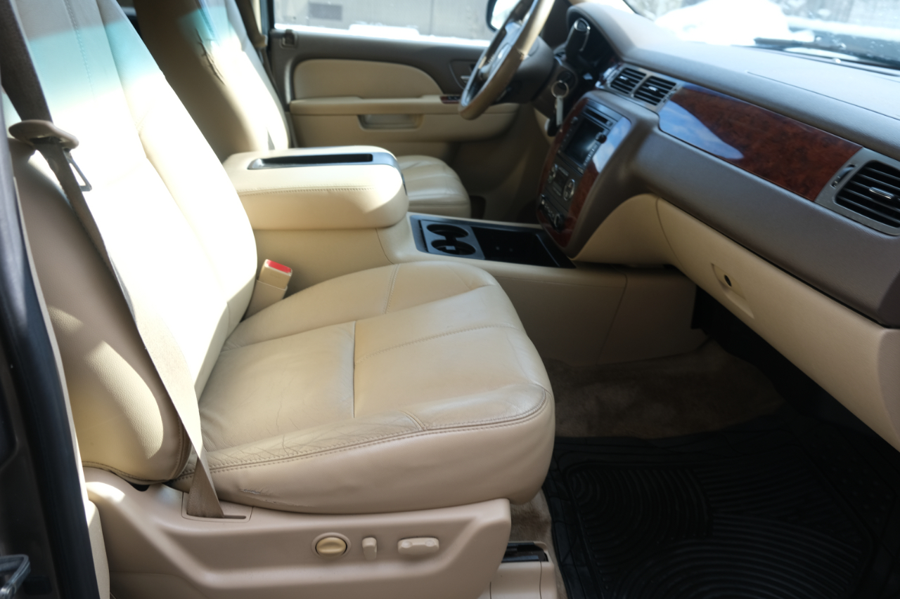 Chevrolet Suburban 4WD 4dr 1500 LT 2011