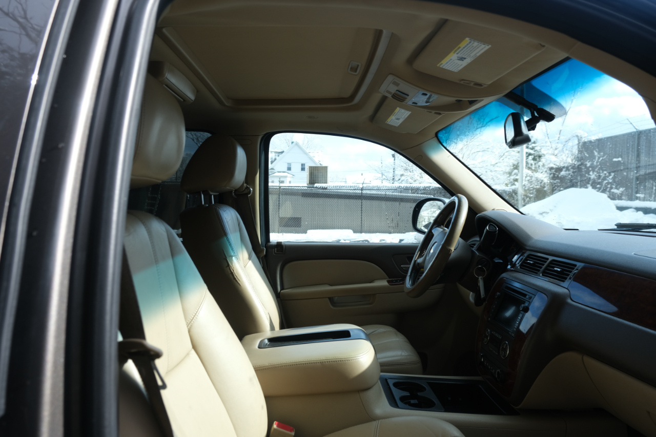 Chevrolet Suburban 4WD 4dr 1500 LT 2011