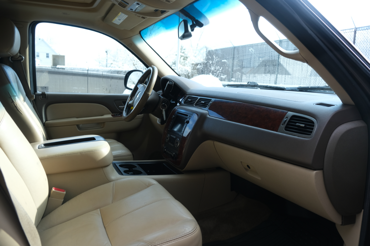 Chevrolet Suburban 4WD 4dr 1500 LT 2011