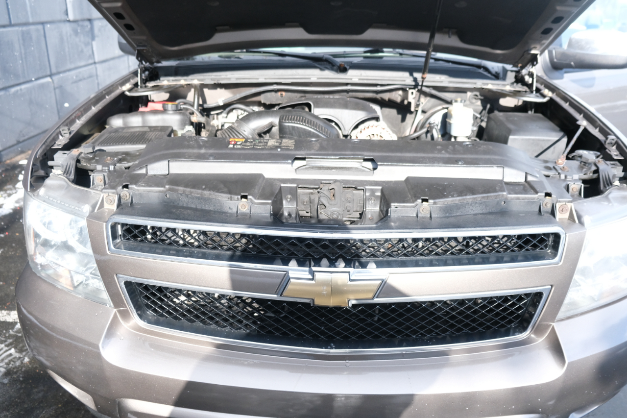 Chevrolet Suburban 4WD 4dr 1500 LT 2011