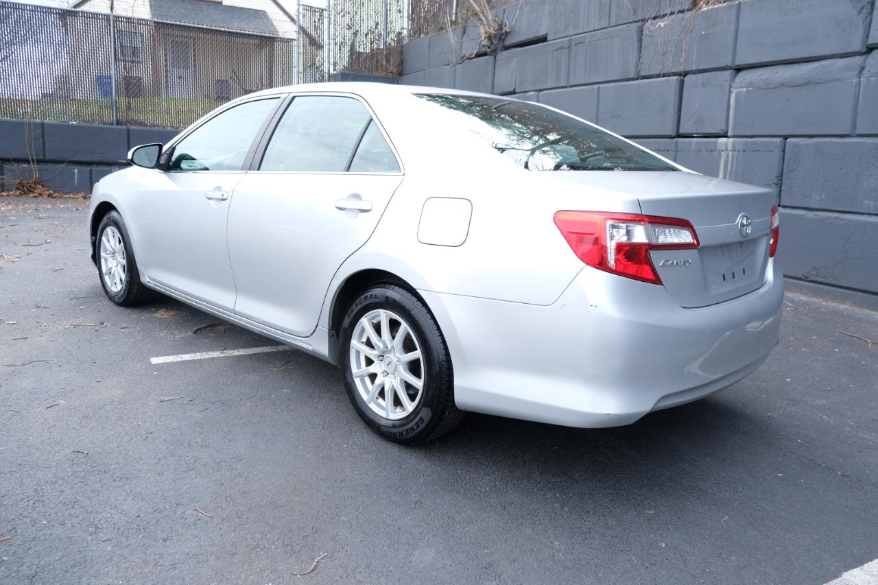 Toyota Camry 4dr Sdn I4 Auto LE (Natl) 2012