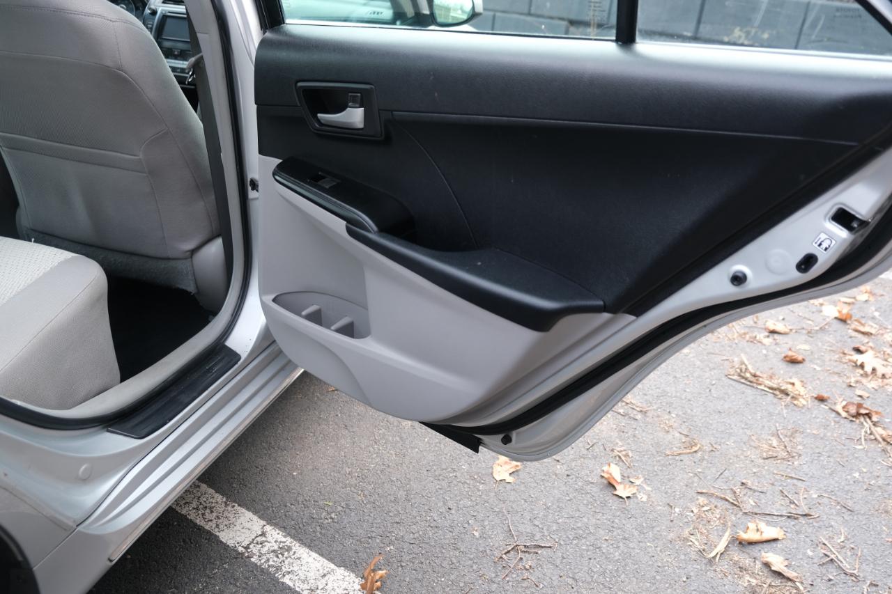 Toyota Camry 4dr Sdn I4 Auto LE (Natl) 2012