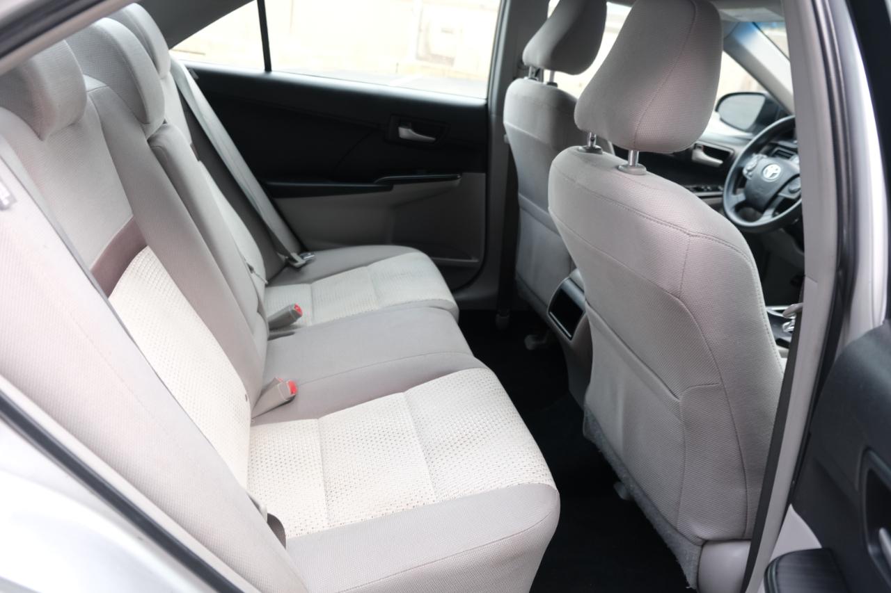 Toyota Camry 4dr Sdn I4 Auto LE (Natl) 2012