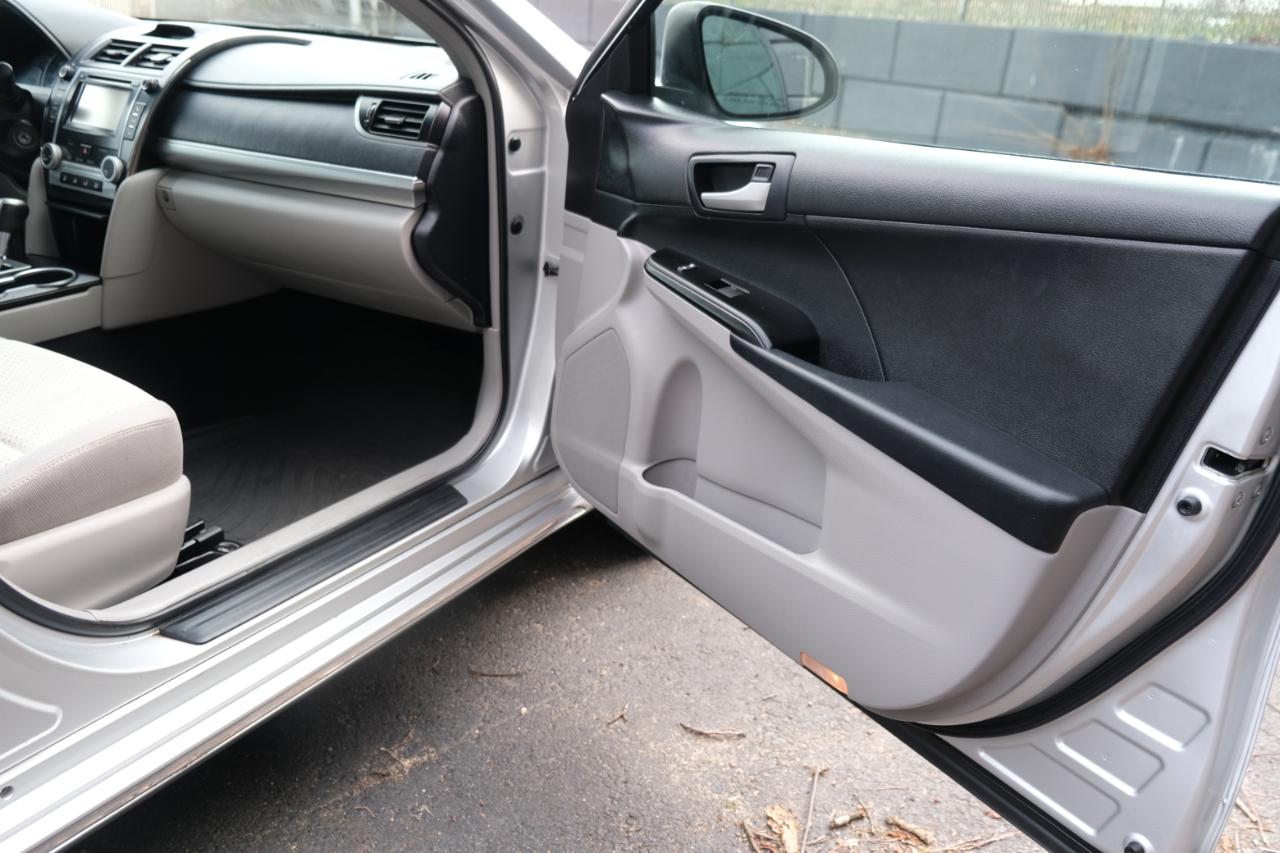 Toyota Camry 4dr Sdn I4 Auto LE (Natl) 2012