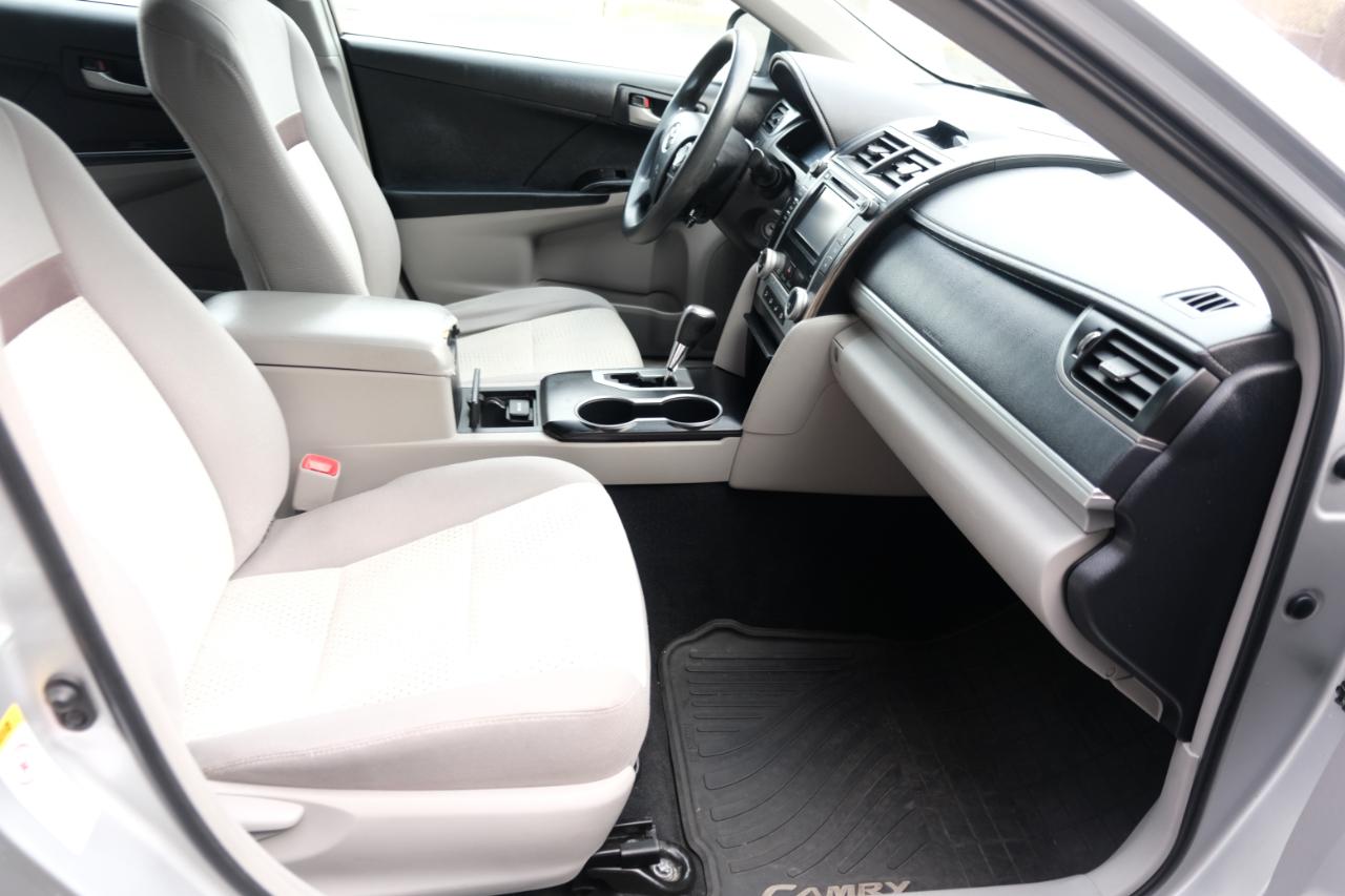 Toyota Camry 4dr Sdn I4 Auto LE (Natl) 2012