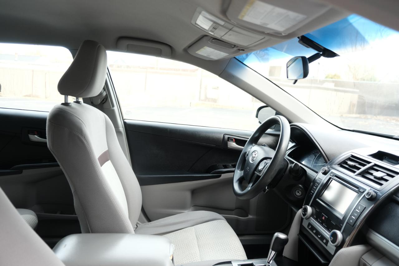 Toyota Camry 4dr Sdn I4 Auto LE (Natl) 2012