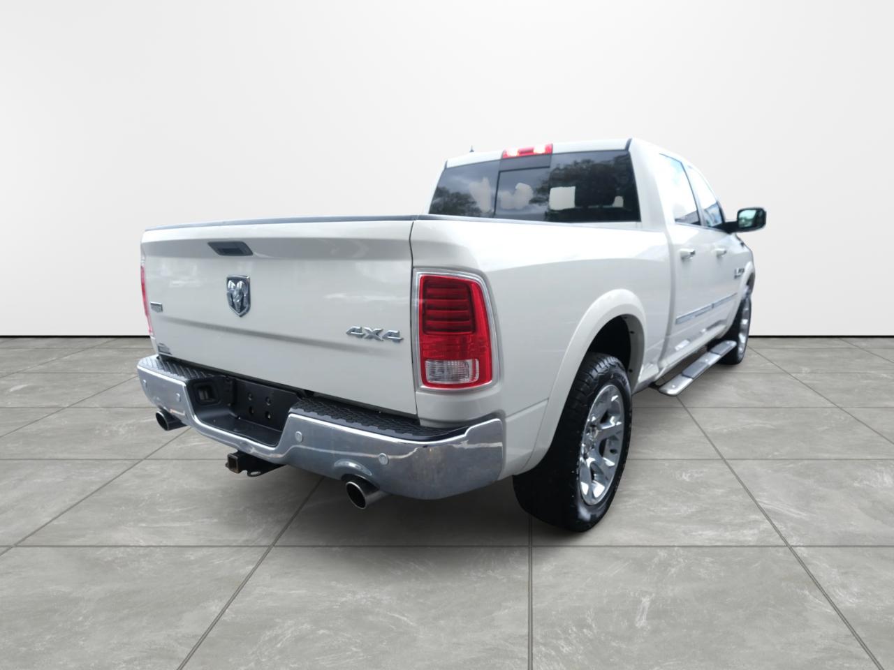 RAM 1500 4WD Crew Cab 149" Laramie 2016