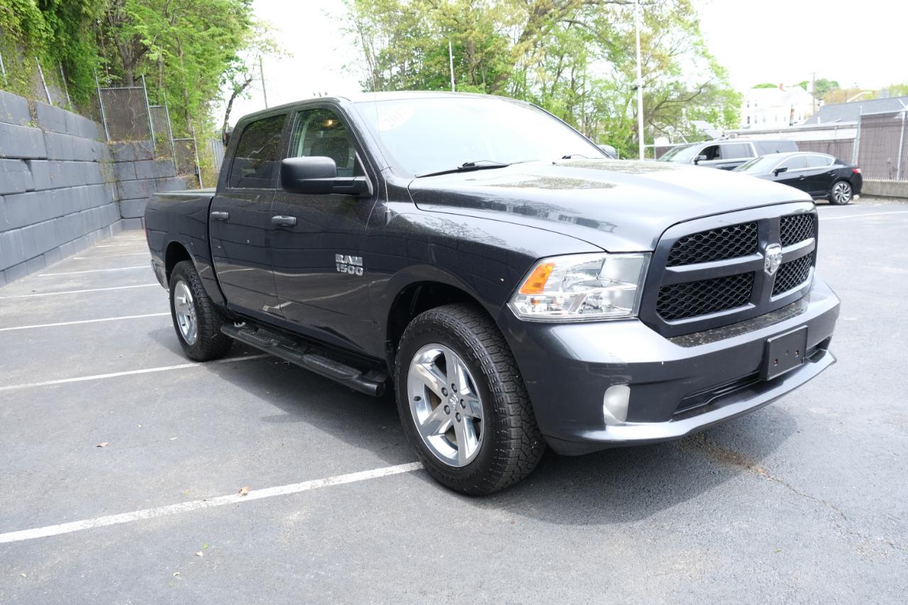 RAM 1500 Express 4x4 Crew Cab 5'7" Box 2017