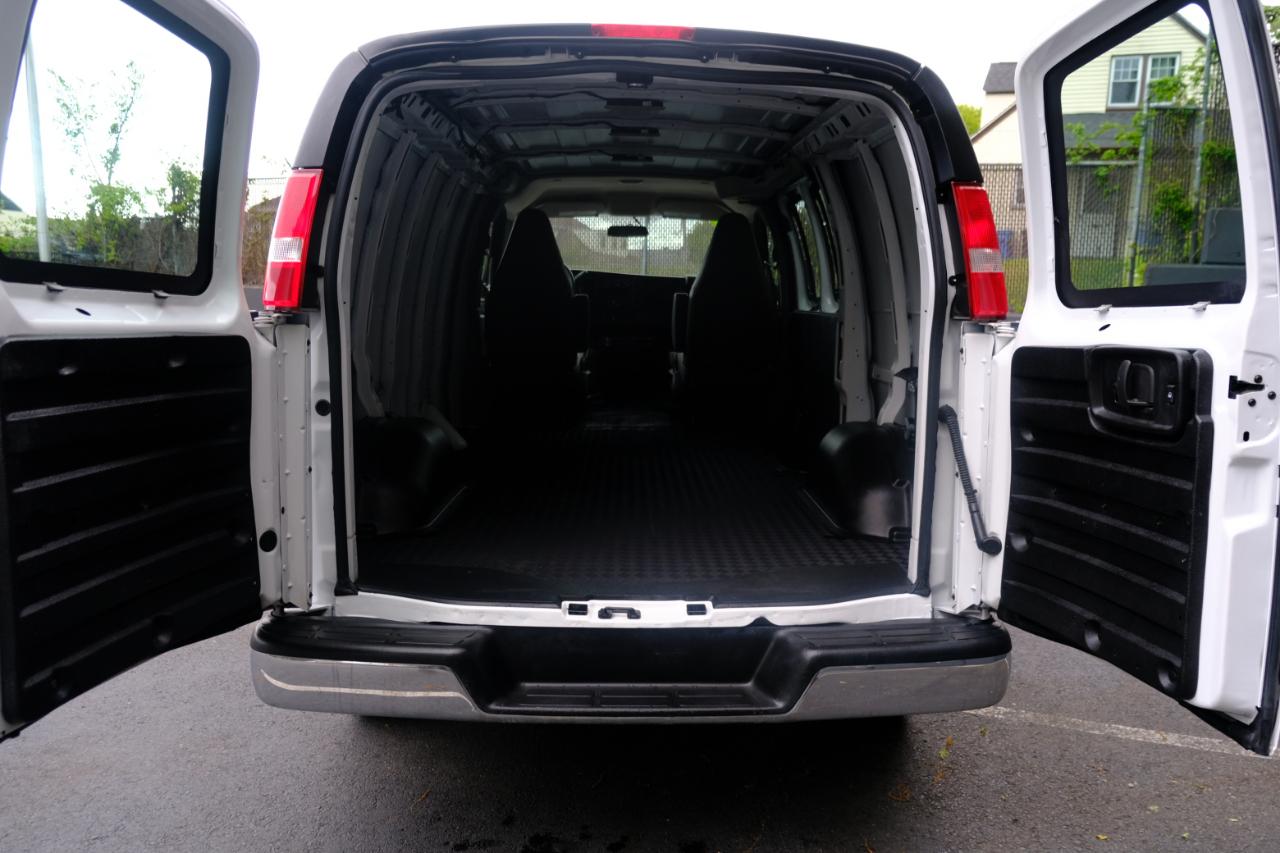 GMC Savana Cargo Van RWD 2500 135" 2017