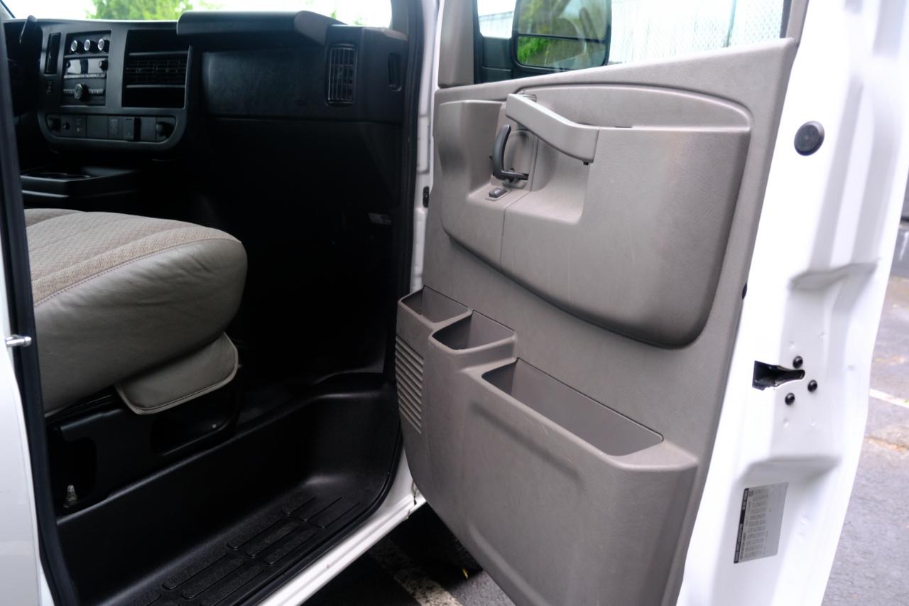 GMC Savana Cargo Van RWD 2500 135" 2017